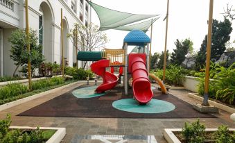 Comfy 1Br at Bellezza Apartment