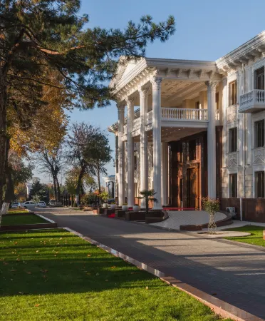 Zarafshon Parkside Отели рядом с достопримечательностью «Обсерватория Мирзо Улугбека»