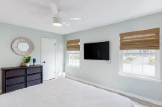 Gorgeous coastal townhome with washer/dryer, close to beach, & dog-friendly