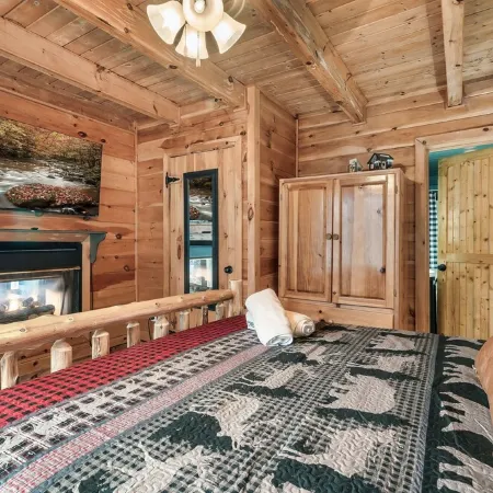 Stunning View! 4.5miles 2 Dollywood & Park –2 Kings, HotTub, PoolTable Fireplace