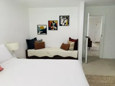 Midcentury House in B Bar H Ranch w/ Pool 화이트워터 패스 트레일헤드 주변 호텔