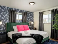 ~Huge Hot Tub~Theater/Game Room~Family Friendly~Private Backyard Oasis~Fire Pit~ Hotels in Arvada
