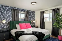 ~Huge Hot Tub~Theater/Game Room~Family Friendly~Private Backyard Oasis~Fire Pit~