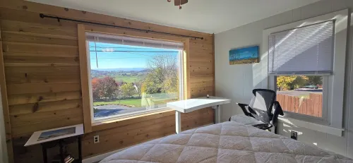 Hillside 3-bedroom bungalow 1 mile from Harrisonburg City limits, great views!