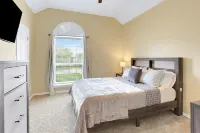 Luxury Villa Near A&M w/Grand Hall & Game Room