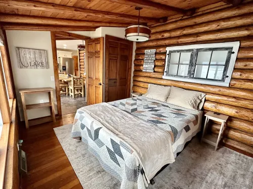 Lakeside Log Cabin - Enjoy a beautiful sugar sand beach, Eau Claire Area