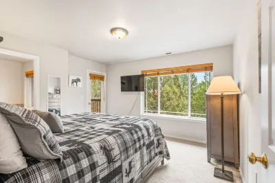 Eagle Crest Condo on Golf Course w/ HOT TUB, Dogs Welcome!