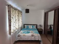 Spacious 3-Bed House with Car Park Near Heathrow فنادق في هونسلو
