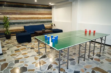 Next Door Отели рядом с достопримечательностью «Библиотека Луиса Анхеля Аранго»