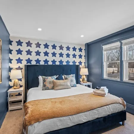 1Br on Salem Common l Steps to Witch Museum l Fenced in Yard + Parking Отели рядом с достопримечательностью «Музей Пибоди в Эссексе»