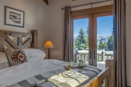 Charming 3-bedroom log cabin with Hot Tub and fitness room in delightful Big Sky