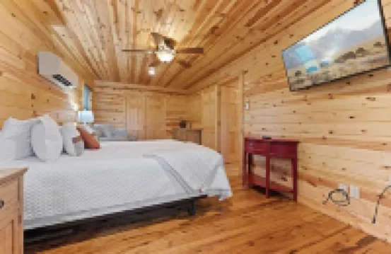 Mnt. View Cabin Near River w/ Hot Tub + Fire Pit 賈斯珀酒店