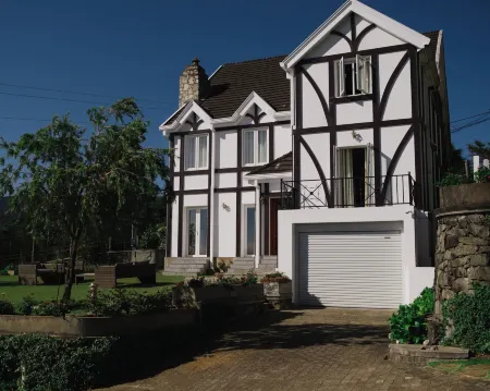 Tudor Barn - Little England Cottages Отели в г. Sooriyakanda