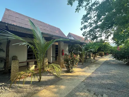 Blue Beach Resort Отели рядом с достопримечательностью «Tham Phraya Nakhon»