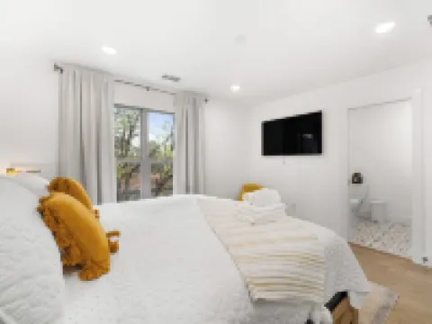 Kennesaw Charm-3 Min to Downtown & Pet Friendly! Hotels in Kennesaw