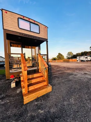 Cozy Tiny Home in Pleasant Springtown Texas with WiFi, AC, Full Kitchen