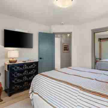 Rare Gem in Santa Fe 2-bedroom, with AC, Wi-Fi Rooms