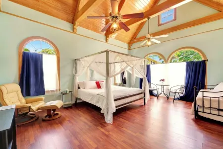 Waterfront Storybook Studio in Stuart Отели в г. Стьюарт