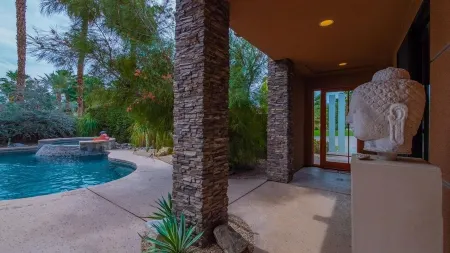 LUXURY MODERN HOUSE, SALT POOL & SPA ZEN FEEL YARD, UPSCALE POOL TABLE, ETC... Отели рядом с достопримечательностью «Обсерватория Ранчо Мираж Лайбрари &»