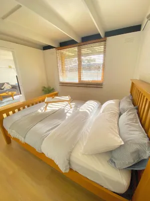 Charming Beach House - walk to the restaurants on Main St