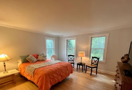 Perfect location! Minutes to beaches! Close to it all!