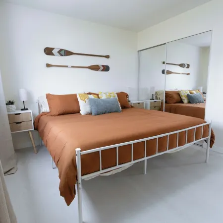 Oceanside Gem - King Bed- Easy Walk to the Beach + Private Parking