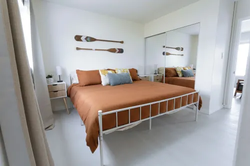 Oceanside Gem - King Bed- Easy Walk to the Beach + Private Parking