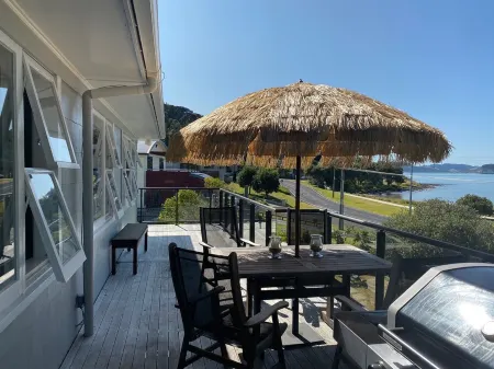 Whitianga Beachfront, with extensive views across Mercury Bay. Отели рядом с достопримечательностью «The Lost Spring»