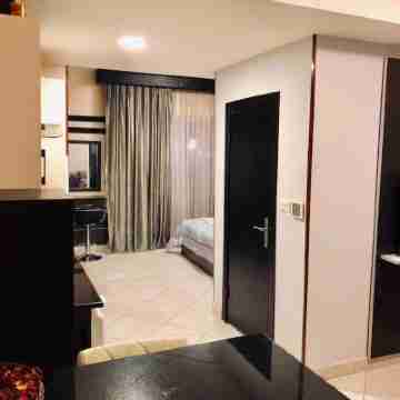 Contemporary studio 13 mins to downtown- few steps to great foods, cafes, shops Rooms