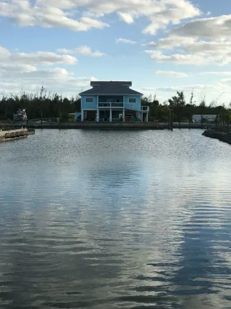 Cottage nestled in Leisure Lee Waterways. Close to  beaches with Dock rentals