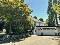 Cozy Quiet 2 Bed Victoria Retreat with Gym Hotels near Greater Victoria Public Library - Saanich Centennial Branch