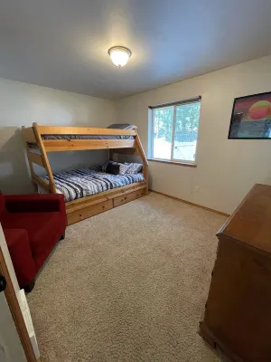 Peaceful 3-bedroom house in the country with WiFi in Bend