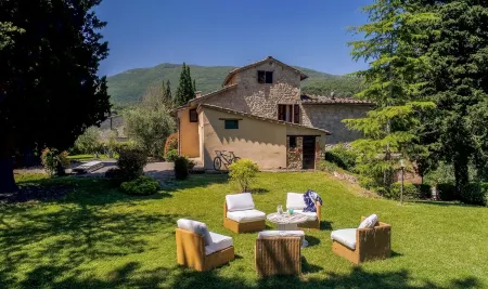 Villa with Private Pool, Large Garden, Panoramic View and Air Conditioning