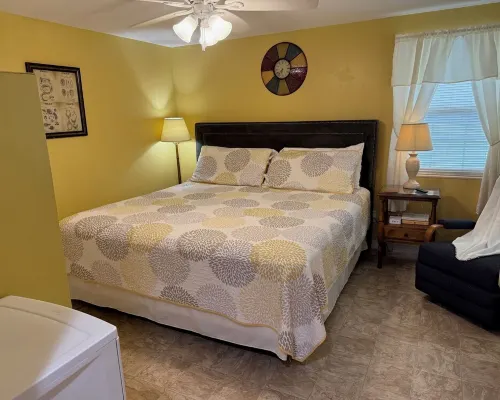 Off Duty Retreat ~ Sleeps 10,  Screen Porch, Plenty of Parking, Blackstone Grill Hotels in Steinhatchee