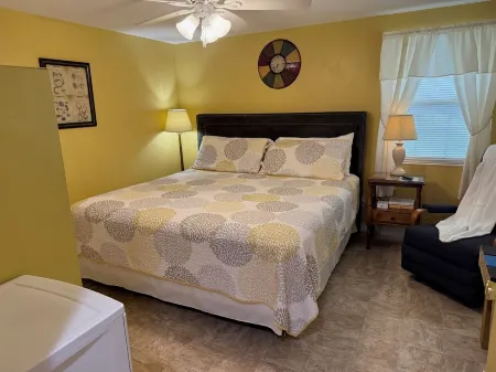 Off Duty Retreat ~ Sleeps 10,  Screen Porch, Plenty of Parking, Blackstone Grill