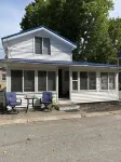 Beautiful cozy cottage 1 block from the lake and Oakwood hotel.