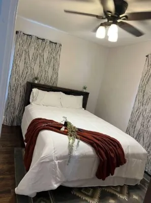 Cozy 3BR farmhouse retreat with fenced back yard Beverly Hills Plaza附近的飯店