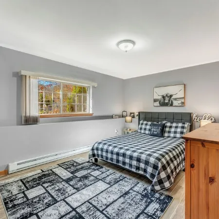 CozyPoCoNoGetawaySecluded Home with Hot TUB, Fast  Wi-FI, pet friendly