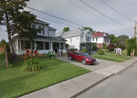 Perfection near the River - 4 Bedroom with Main Floor Bedroom and Ensuite Bath Отели рядом с достопримечательностью «Journey Behind the Falls»