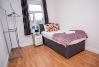 cosy ,spacious ,clean 3 bed house,10miuntes walk from town centre