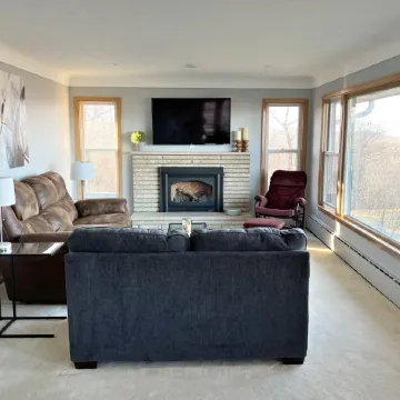 Quiet and convenient home with a view Отели в г. Гудхью