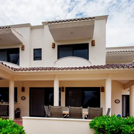 Spacious Beachside Villa with Gourmet Cook, Pool, WiFi – Large Sandy Clean Beach