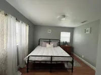 Charming 4-bedroom house in brilliant Tampa with New AC, WiFi, back porch. Отели рядом с достопримечательностью «The Crossing Church | Tampa»