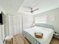 BEACHFRONT:3 BR, 2 Full BA, Renovated, Beach Access , BBQ, Pool, Sleeps 9