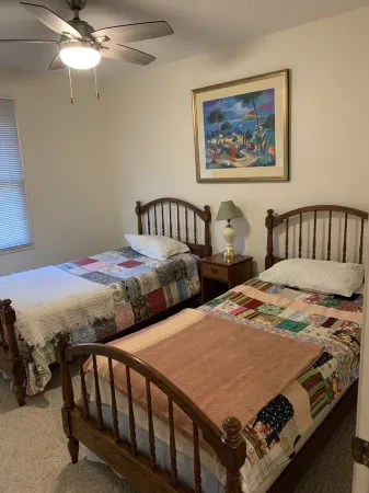 "Cabin in the City" available for your pleasure. Walk to Downtown Burnsville.