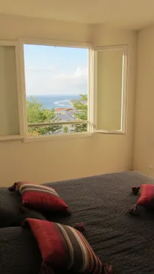 Beautiful T2 with a magnificent view of the Indian Ocean Hotels in Saint-Gilles-les Bains