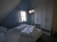 Albatros I - Exclusive thatched house on the waterfront Hotels in Ummanz