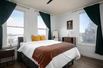 Mid-Century Modern Townhouse with High Views Hotels near Amtrak - Birmingham