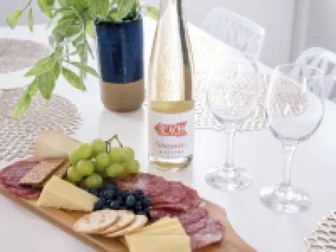 Gorgeous renovated-5 min to Main St-BBQ-Firepit-Free Sandbanks pass-Pac Man game Hotels in Picton