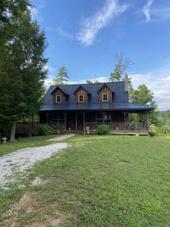 Very peaceful 3 bedroom, 2 1/2 baths cabin  within minutes of RRGorge and NB.